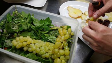 Η Μαρκέλλα Σαράιχα μαθαίνει συνταγές στο εστιατόριο Θαλασσάκι της Τήνου