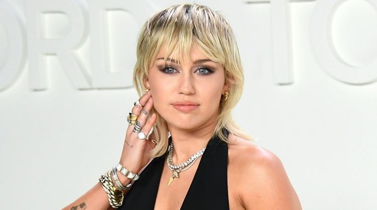 Η Miley Cyrus μόλις δέχτηκε αγωγή για αντιγραφή του τραγουδιού του Bruno… |