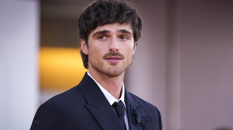 Jacob Elordi | Η στιγμή που ξεσπά στους paparazzi ενώ συνοδεύει την Kendall… |