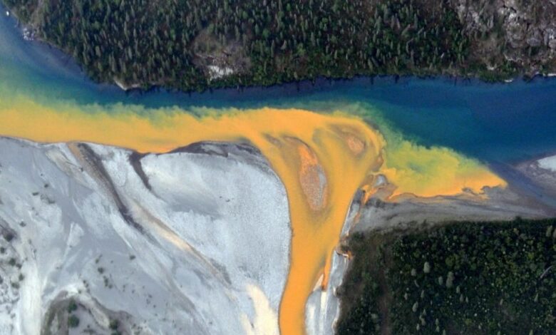 Πώς η κλιματική αλλαγή κάνει τα ποτάμια της Αλάσκας πορτοκαλί