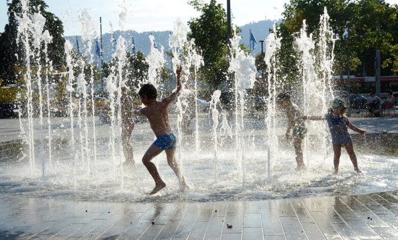 Μελέτη: Η έκθεση των μικρών παιδιών σε ακραία ζέστη ή κρύο μπορεί να επηρεάσει την ανάπτυξη του εγκεφάλου