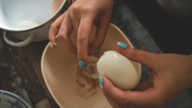 Το κόλπο για να ξεφλουδίζετε εύκολα και γρήγορα τα βραστά αυγά