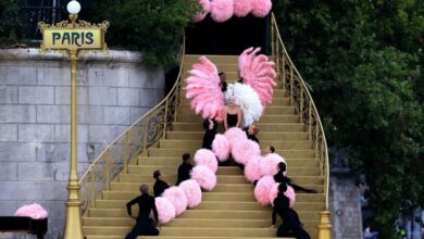 Ολυμπιακοί Αγώνες 2024: Η Lady Gaga εντυπωσίασε με την εμφάνισή της στην τελετή έναρξης με ένα σόου που θύμιζε «Moulin Rouge»
