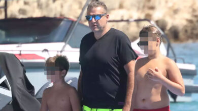Γιώργος Λιάγκας: Φωτογραφίζεται αγκαλιά με τους γιους του στην παραλία στην Τήνο!