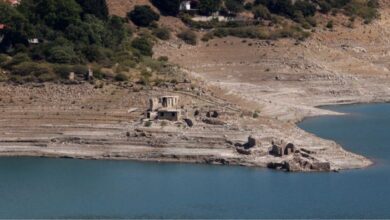 Η λειψυδρία απειλεί την Αττική – Στερεύει ο Μόρνος και αναδύονται τα βυθισμένα σπίτια του χωριού Κάλλιο