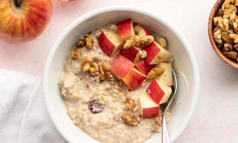 Oatmeal με ψητό μήλο για ένα υγιεινό γεύμα