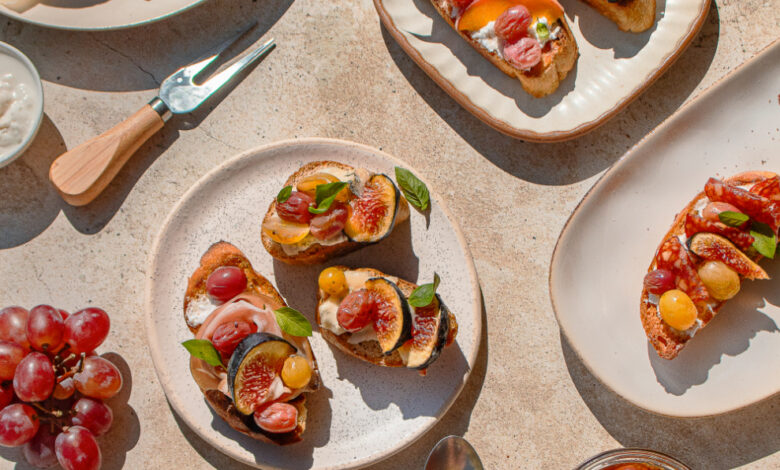 Καλοκαιρινά crostini με πίκλες από σταφύλια