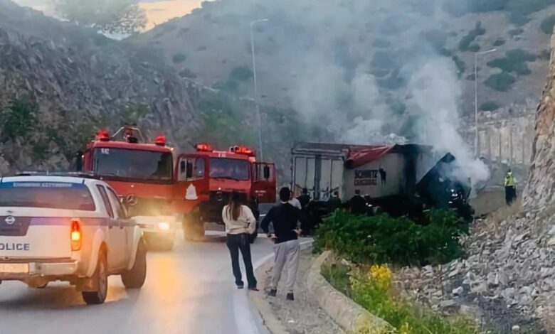 Νταλίκα έπεσε σε βράχο και τυλίχθηκε στις φλόγες – Νεκρός ο οδηγός (+video)