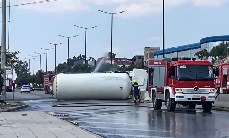 Ανατροπή βυτιοφόρου στη Λεωφόρο Σχιστού – Διαρροή υγραερίου (+video)