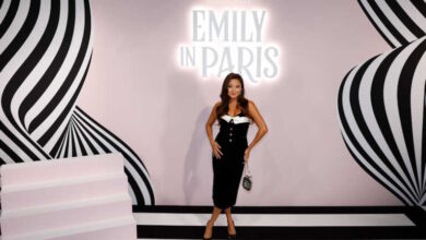 Emily in Paris: Η Άσλεϊ Παρκ μιλάει πρώτη φορά για την πολυσυζητημένη τόπλες σκηνή στην σειρά του Netflix