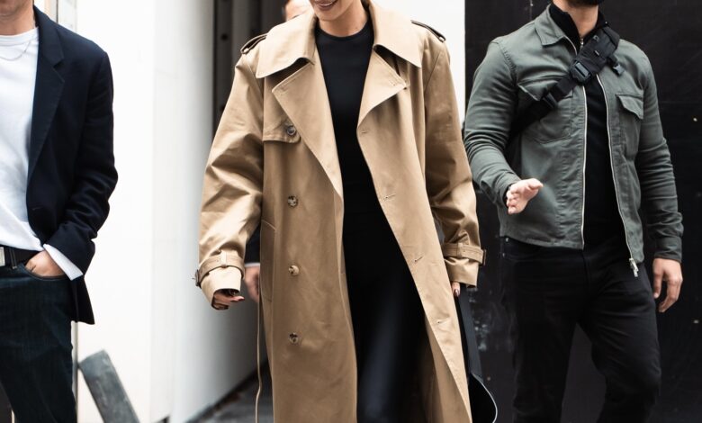 H Bella Hadid συνδυάζει καμπαρντίνα Saint Laurent με κολάν και biker boots