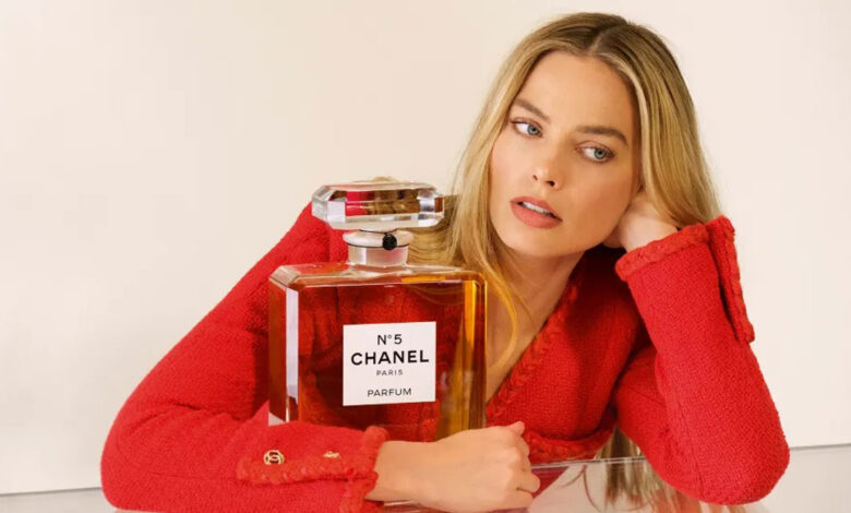 Η Margot Robbie έγινε το νέο πρόσωπο του Chanel No.5