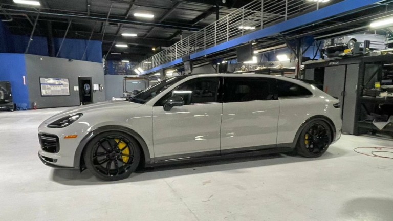 Η Porsche Cayenne Turbo GT έγινε πολυμορφικό για χάρη της κυρίας Facebook (+video)