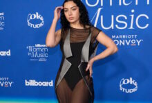 Η μυστική ταινία της Charli XCX για την εκρηκτική σχέση δύο γυναικών – Τα πρώτα γυρίσματα στην Πολωνία