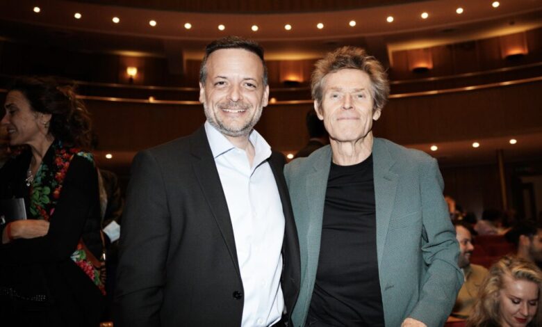 Willem Dafoe: Στην Ελλάδα ο χολιγουντιανός σταρ – Έδωσε το «παρών» στην παράσταση «Τρεις Γυναίκες» στο Θέατρο Ολύμπια