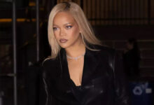 Rihanna: Επέστρεψε στην εμβληματική cherry red απόχρωση στα μαλλιά