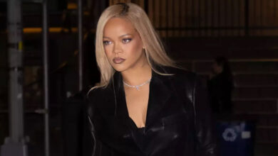 Rihanna: Επέστρεψε στην εμβληματική cherry red απόχρωση στα μαλλιά