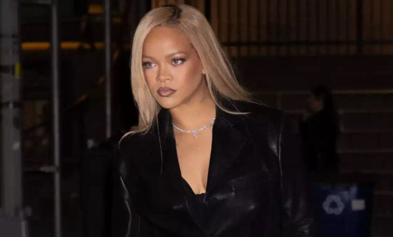 Rihanna: Επέστρεψε στην εμβληματική cherry red απόχρωση στα μαλλιά