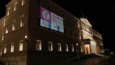 Φωταγωγήθηκε η Βουλή με το παγκόσμιο σύμβολο πρόληψης του καρκίνου του μαστού