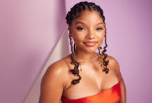 Halle Bailey: Το εντυπωσιακό beauty look ως Bond Girl για το Halloween