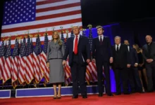 Melania Trump: Με γκρι κομψό ταγέρ στο πλευρό του Donald Trump μετά τη νίκη!