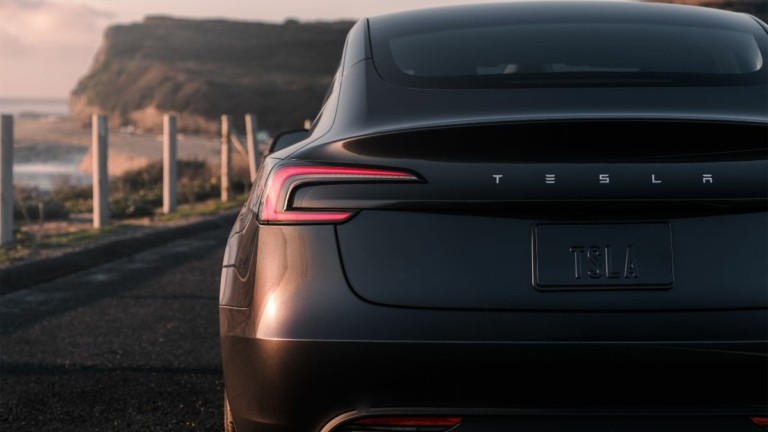 Ακόμα πιο δυνατό το νέο Tesla Model 3