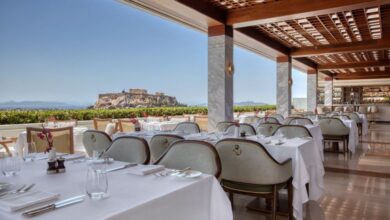 Επτά αγαπημένα hotel rooftops για πιάτα από ταλαντούχους σεφ και την Αθήνα στα πόδια μας