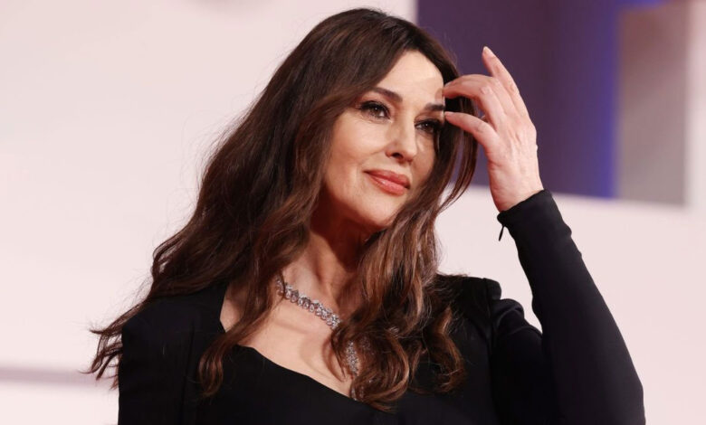 Monica Bellucci: Με ζαρτιέρες στη νέα της φωτογράφιση