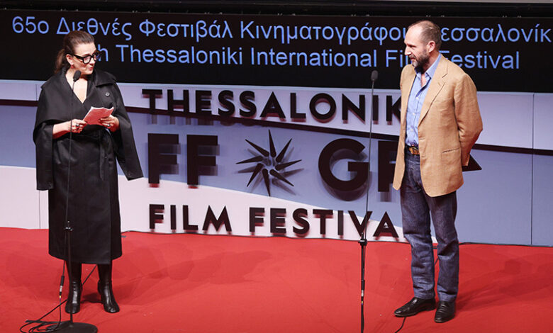 Juliette Binoche – Ralph Fiennes: Η στιγμή που παραλαμβάνουν συγκινημένοι τον «Χρυσό Αλέξανδρο» στο 65ο Φεστιβάλ Θεσσαλονίκης