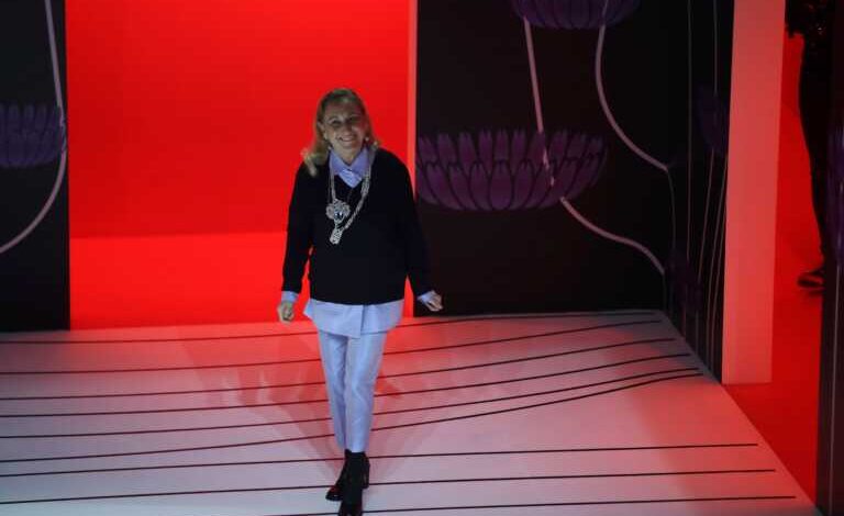 Miuccia Prada, η «Σιδηρά Κυρία» της Prada που μεσουρανεί την ώρα που τα luxury brands βουλιάζουν