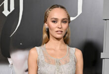 H Lily-Rose Depp σε μια εντυπωσιακή εμφάνιση βγαλμένη από τα αρχεία της Chanel