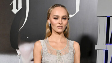 H Lily-Rose Depp σε μια εντυπωσιακή εμφάνιση βγαλμένη από τα αρχεία της Chanel