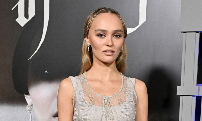 H Lily-Rose Depp σε μια εντυπωσιακή εμφάνιση βγαλμένη από τα αρχεία της Chanel