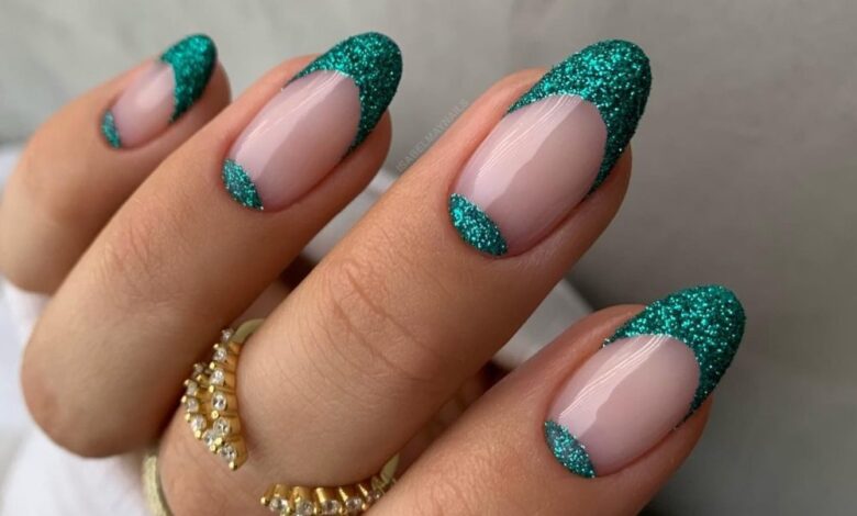 Glitter Mani: Η απόλυτη τάση στα νύχια για τις γιορτές