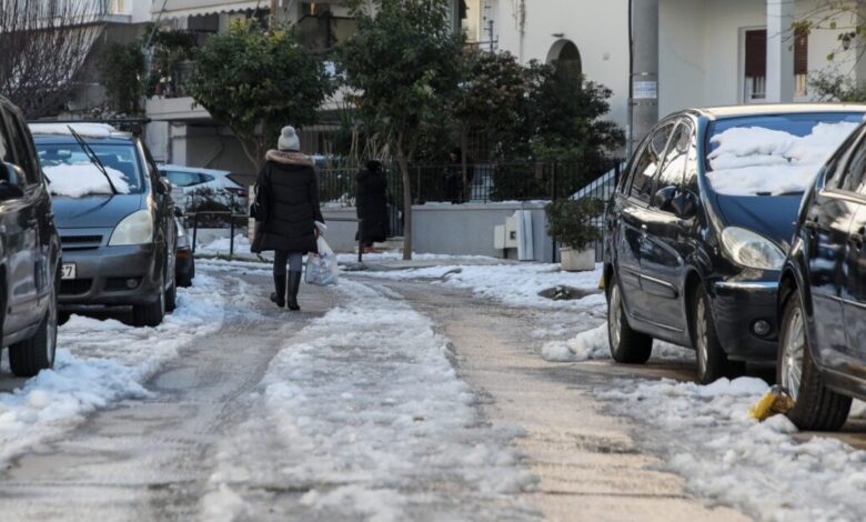 Οι εύκολοι και γρήγοροι τρόποι για να λιώσει το χιόνι στους δρόμους, χωρίς αλάτι 