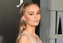 Η Lily Rose Depp με ένα εντυπωσιακό χτένισμα ιδανικό για festive εμφανίσεις