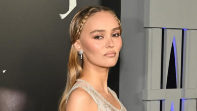 Η Lily Rose Depp με ένα εντυπωσιακό χτένισμα ιδανικό για festive εμφανίσεις