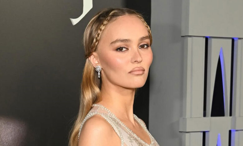 Η Lily Rose Depp με ένα εντυπωσιακό χτένισμα ιδανικό για festive εμφανίσεις