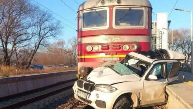 Τρένο έκοψε BMW X5 κόπηκε στη μέση, άθικτος ο 23χρονος