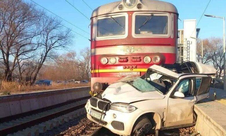 Τρένο έκοψε BMW X5 κόπηκε στη μέση, άθικτος ο 23χρονος