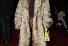 Lila: Βραδινή έξοδος με maxi faux fur πανωφόρι και την πιο τολμηρή επιλογή τσάντας για χειμώνα