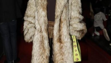 Lila: Με maxi faux fur πανωφόρι και την πιο τολμηρή επιλογή τσάντας για χειμώνα