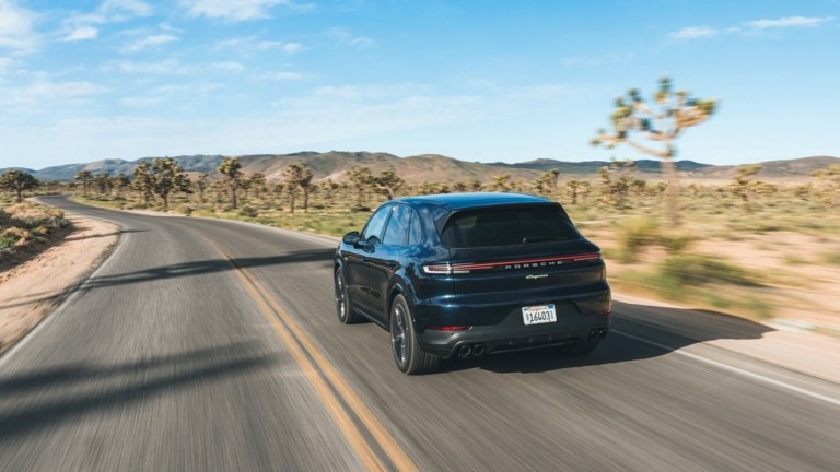 Η Porsche ανανεώνει (πάλι) την Cayenne