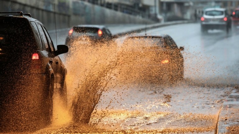 Γιατί όταν βρέχει γίνεται χαμός στους δρόμους;