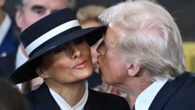 Melania Trump | Το φιλί εξ αποστάσεως στον Donald Trump … λόγω καπέλου |