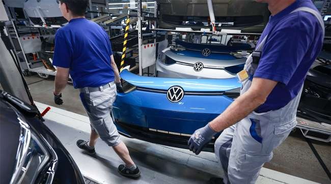 Volkswagen: Επιστροφή στις παραδοσιακές μεθόδους για να αντιμετωπίσει τη νέα εποχή