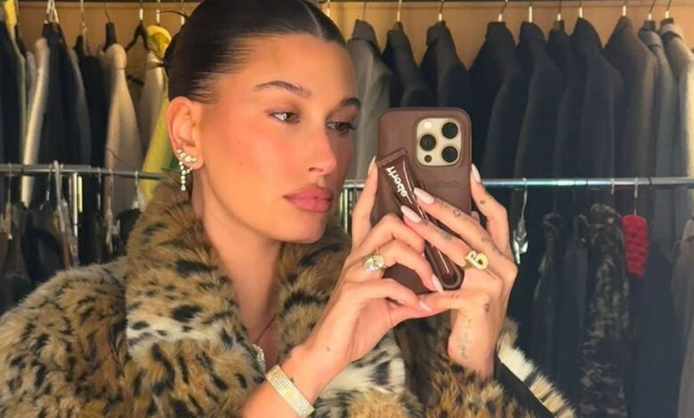 Hailey Bieber: Το μυστικό της με το φον ντε τεν αν θέλεις κι εσύ λαμπερή επιδερμίδα