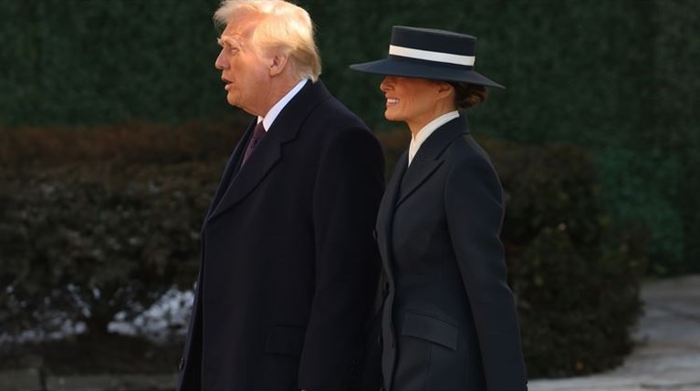 Η Melania Trump επιστρέφει στον Λευκό Οίκο | Το look που επέλεξε για την… |