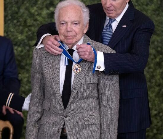 Ο σχεδιαστής μόδας Ralph Lauren έλαβε το Προεδρικό Μετάλλιο της Ελευθερίας από τον Joe Biden