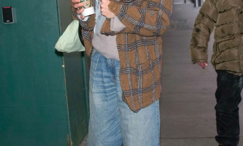 Katie Holmes: Πώς συνδύασε το baggy jeans μέσα στην καρδιά του χειμώνα